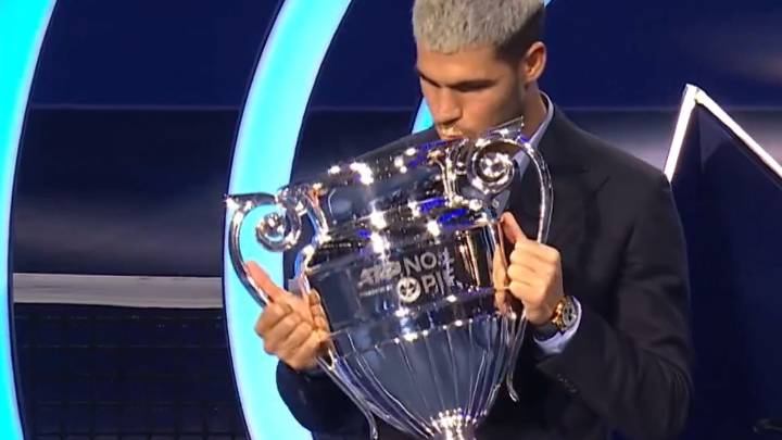 Alcaraz recibe la copa de número uno: estas son las cifras que le han llevado ahí y esta es la distancia que puede sacar a Sinner... O perder con él