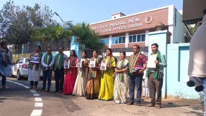 Nuapada bypoll: BJD demands removal of BJP banners from government buildings