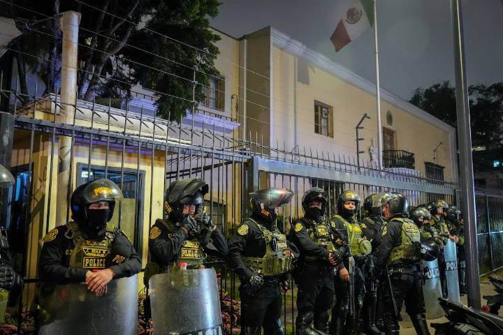 México advierte de que el asalto a su Embajada en Perú violaría las normas internacionales