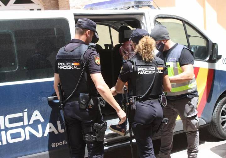 Tres personas detenidas en Sevilla por explotar sexualmente a mujeres mediante el método «loverboy»