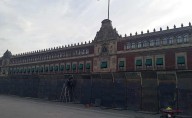 Blindan Palacio Nacional con vallas de tres metros