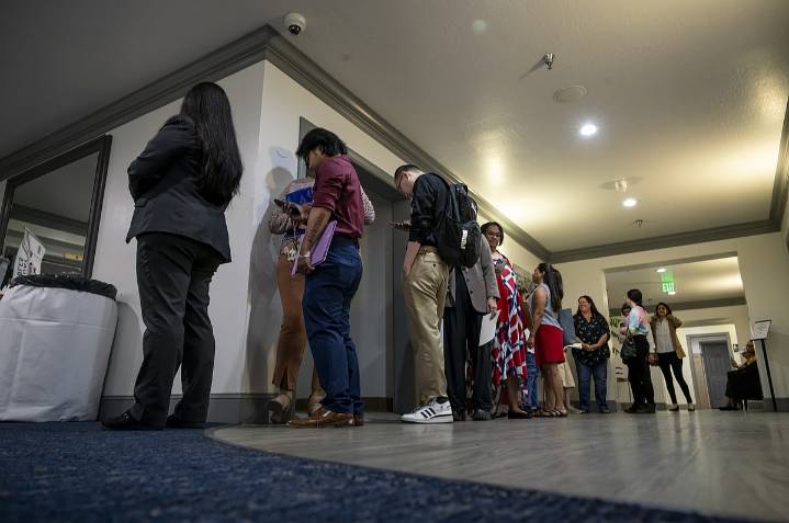 US Initial Jobless Claims Declined To 220,000 Last Week