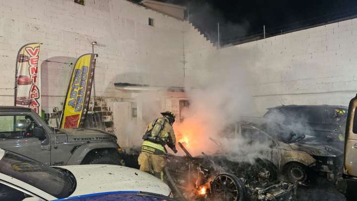 Detienen a Tres por Incendio de Lote de Autos en Tijuana; les Hallaron Botellas con Gasolina