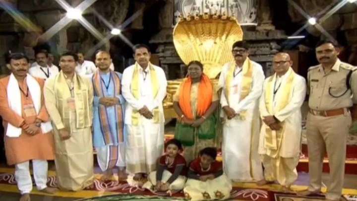 President Murmu offers prayers at Tirumala temple
