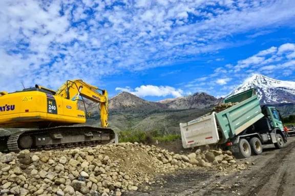 Precaución: avanzan las obras de pavimentación camino al paso Mamuil Malal