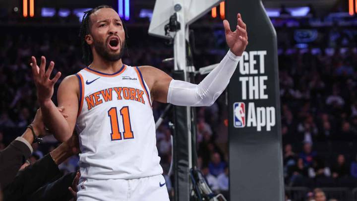 Jalen Brunson injury, crutches leaves Knicks fans crying hypocrisy