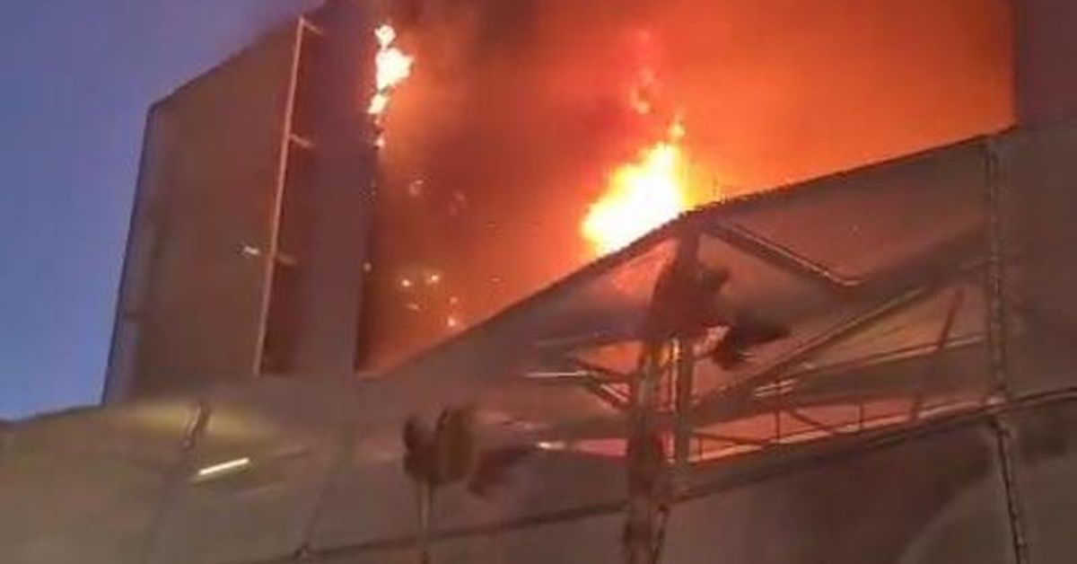Desalojado el Hospital Santa Lucía, en Cartagena, tras un espectacular incendio en la fachada y la terraza