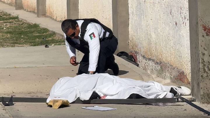 Muere motociclista al impactarse con camión de carga