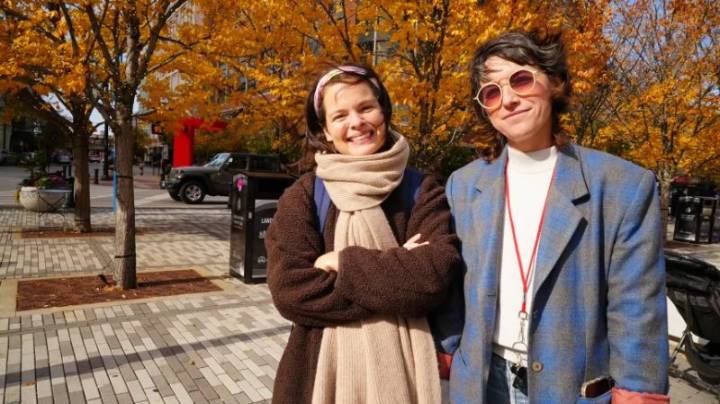 Así se enfrentan estas madres blancas de los suburbios a la Patrulla Fronteriza con silbatos y teléfonos