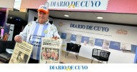 El “hombre dispenser” visitó el stand de DIARIO DE CUYO, mostró las tapas que guarda y recordó sus “30 segundos de fama”