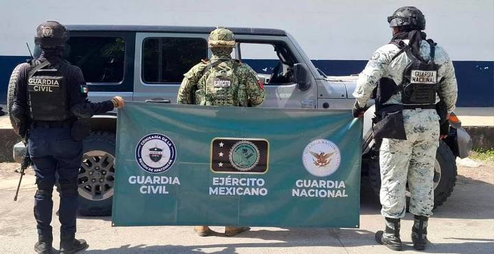 Aseguran vehículo con armas y equipo táctico en Parácuaro