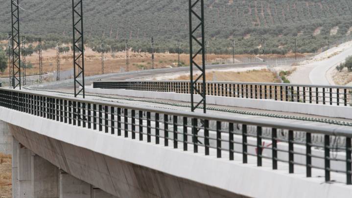 Nuevo paso para electrificar la doble vía de AVE entre Granada y Antequera