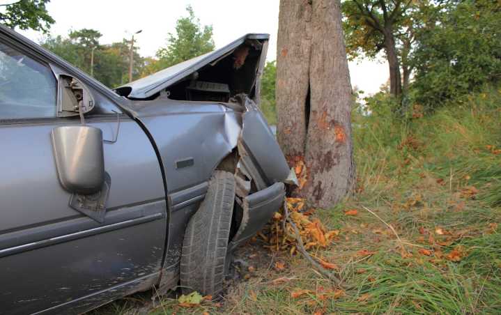 Conductora muere al chocar en carretera de Ciales