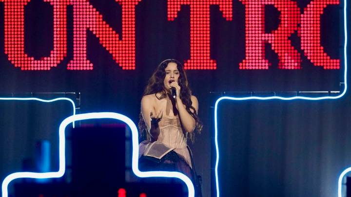 Un obispo dedica su hoja dominical a Rosalía: «No consigo entenderte, pero me gustaría hacerlo»