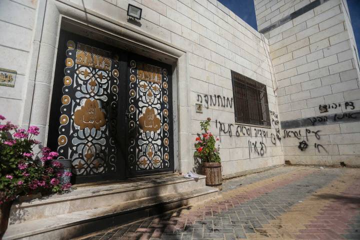 Tensión en Cisjordania: colonos israelíes atacan mezquita en la gobernación de Salfit