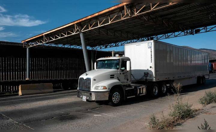 EE.UU. impone aranceles a camiones y autobuses, pero Canadá y México tienen exenciones parciales