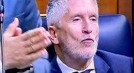 Un ministro del Interior haciendo muecas en el Congreso: la decadencia del poder