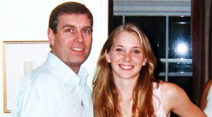 Correos de Epstein confirman la autenticidad de la polémica foto del Príncipe Andrés y Virginia Giuffre