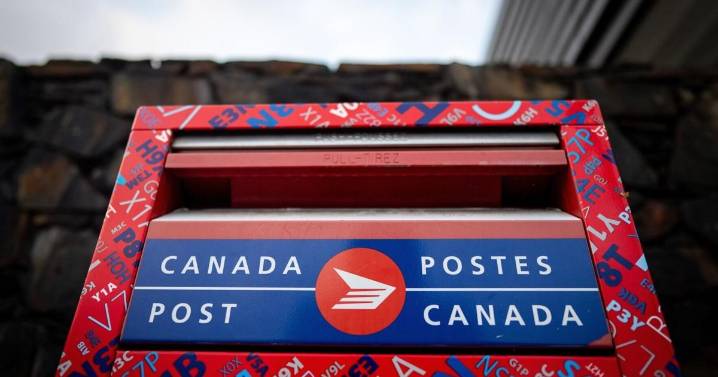 Canada Post ‘effectively insolvent’ as losses hit $1 billion