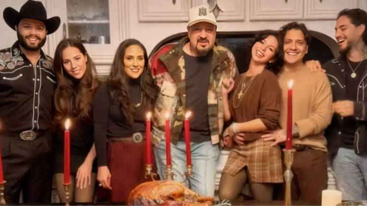 Familia Aguilar suma a Christian Nodal a cena íntima del Día de Acción de Gracias