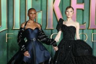 Caos en estreno de ‘Wicked’: Fan se lanza hacia Ariana Grande y Cynthia Erivo la defiende