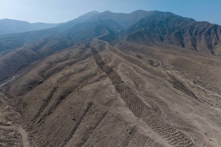Había miles de agujeros misteriosos alineados en Perú. No sabíamos por qué hasta que un dron los ha visto desde el aire
