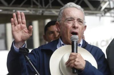 Uribe opina que Colombia «corre el riesgo» de bombardeos por «albergar terroristas»