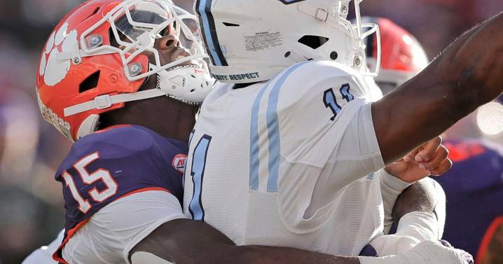 Dabo Swinney wanted Clemson DE sidelined before 3Q injury