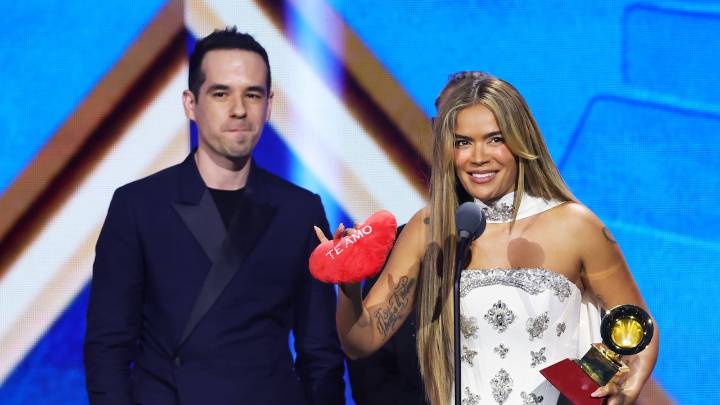 Karol G envió fuerte mensaje a sus ‘haters’ mientras recibía el premio más importante de los Latin Grammy, “no me vayan a cortar”