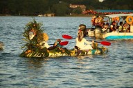 Familias rinden homenaje a sus difuntos en la laguna y los panteones de Bacalar