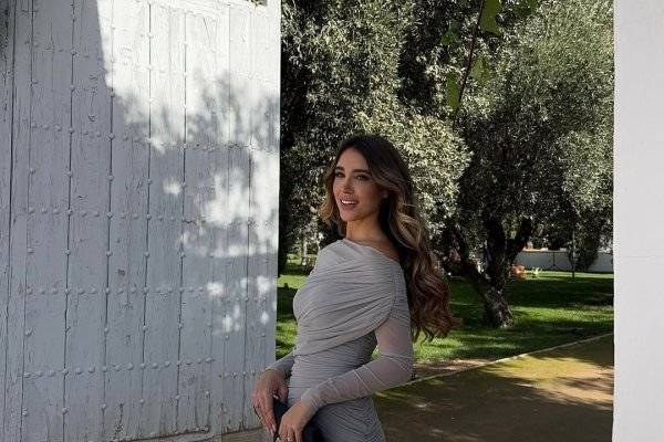 Atención invitadas: ¿y si el look más tendencia fuera un vestido gris?