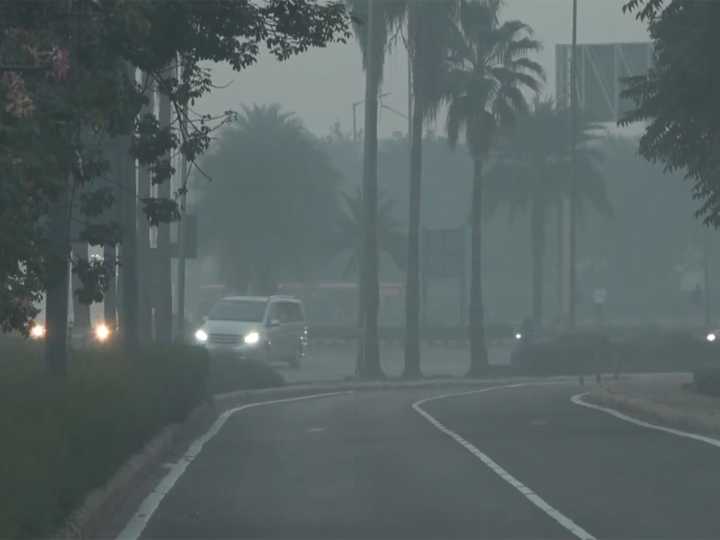 Delhi wakes up to toxic smog, AQI at 392 in 'very poor' category