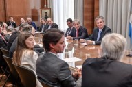 Caputo se reunió con empresarios británicos y vaticinó un 2026 "espectacular" para la economía argentina