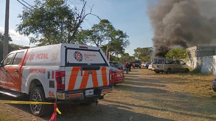 Incendio en estacionamiento de panteón daña a cuatro vehículos en Juárez