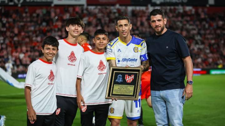 Ángel Di María tuvo su reconocimiento en la cancha de Instituto, en la previa ante Central