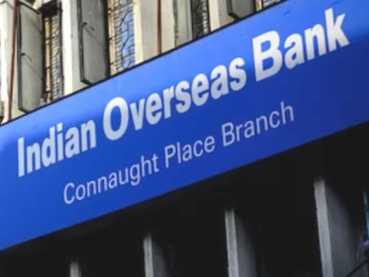 Indian Overseas Bank Senior Officer Retires