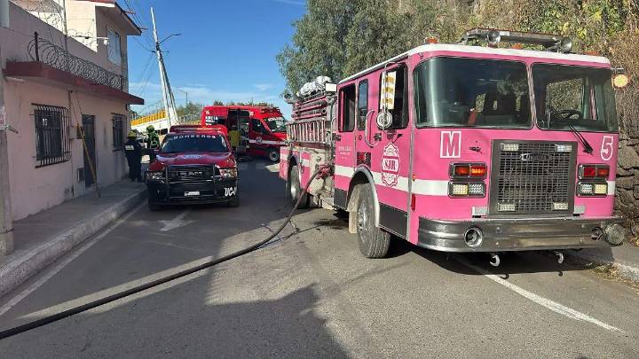 Rescatan a dos que estaban en casa que se incendiaba