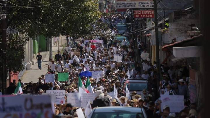 Miles de personas toman las calles de Uruapan para exigir seguridad y justicia