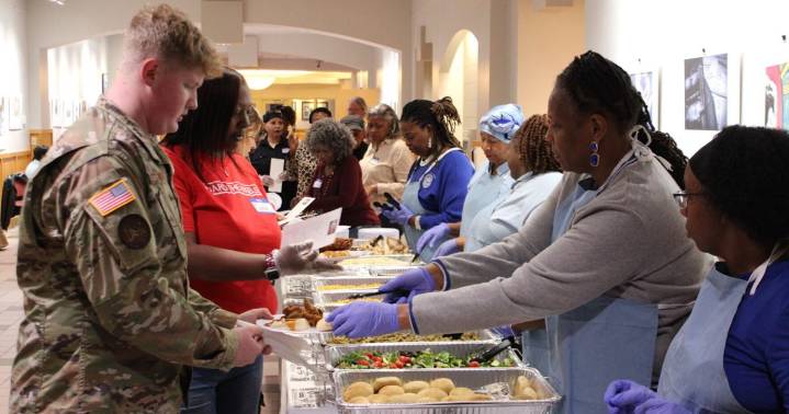 Carbondale celebrates veterans with community dinner