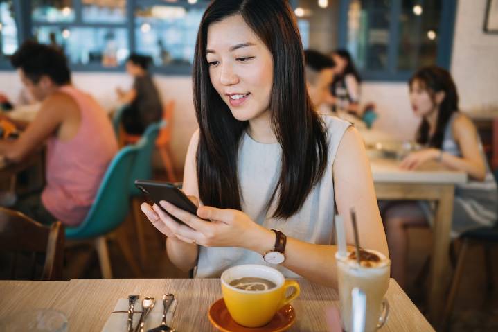 Dear Annie: My best friend is glued to her phone; It’s ruining our friendship