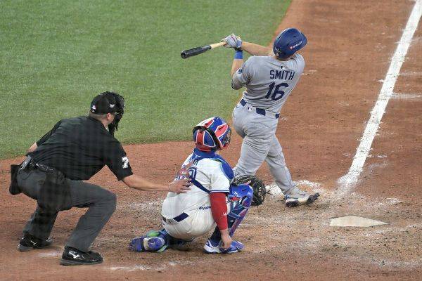 Auction house collects World Series HR balls from father, son