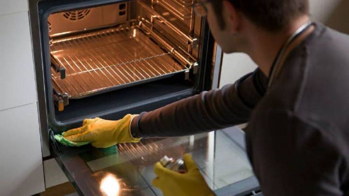 La mejor forma de sacar la grasa del horno sin usar vinagre ni bicarbonato
