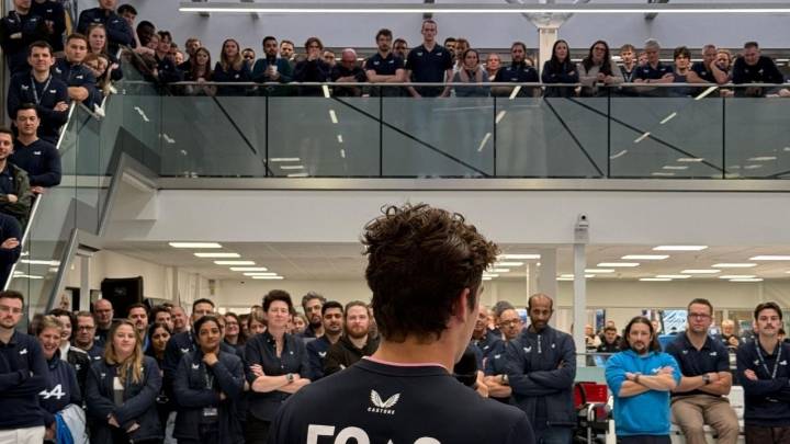 Franco Colapinto visitó la fábrica de Alpine para hablar con todos los ingenieros y mecánicos