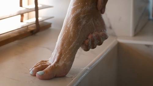 Miles de millones de bacterias viven en tus pies, ¿con qué frecuencia debes lavarlos?