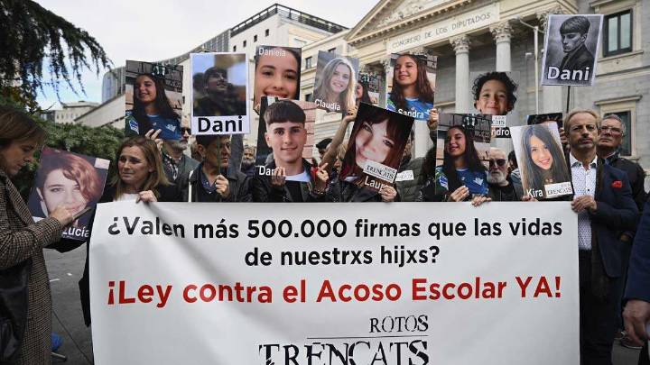 Padres de víctimas de acoso escolar critican la falta de respuesta de Pilar Alegría ante sus peticiones