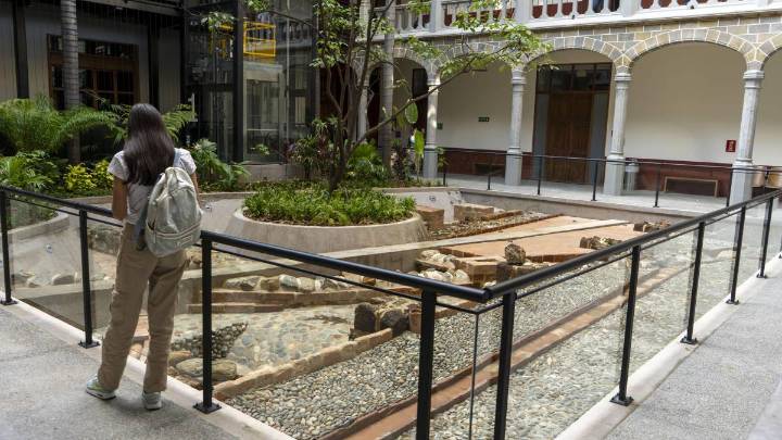 Hallan piezas arqueológicas y vestigios del primer acueducto de Medellín durante remodelación del Claustro Comfama