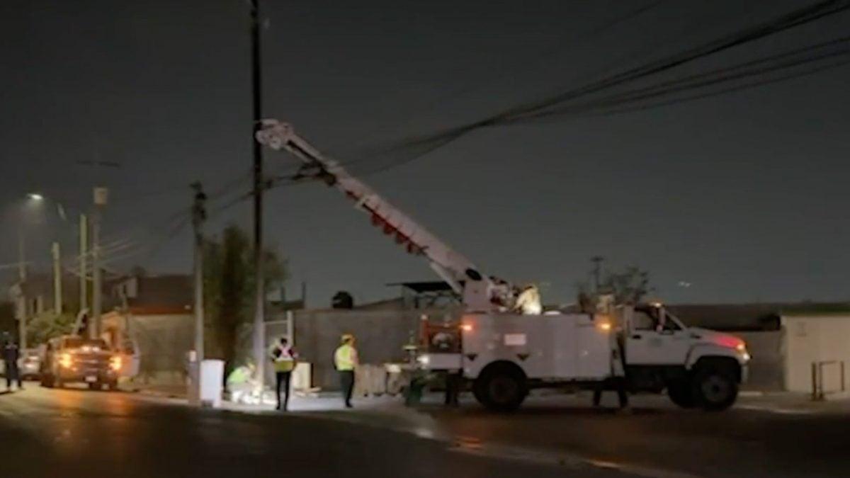 Tráiler causa apagón al sur de Saltillo tras derribar cables y un transformador