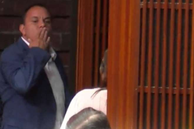 Cuauhtémoc Blanco lanza beso a diputada que lo llamó violentador durante sesión del 25N