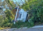 Vuelca grúa en las curvas de José María Morelos; hay un lesionado y cuantiosos daños materiales