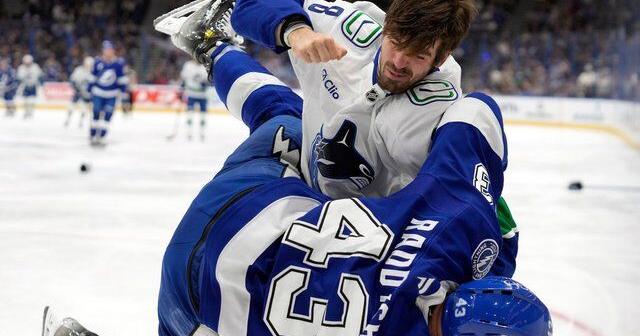 Canucks score 5 3rd-period goals to beat Lightning 6